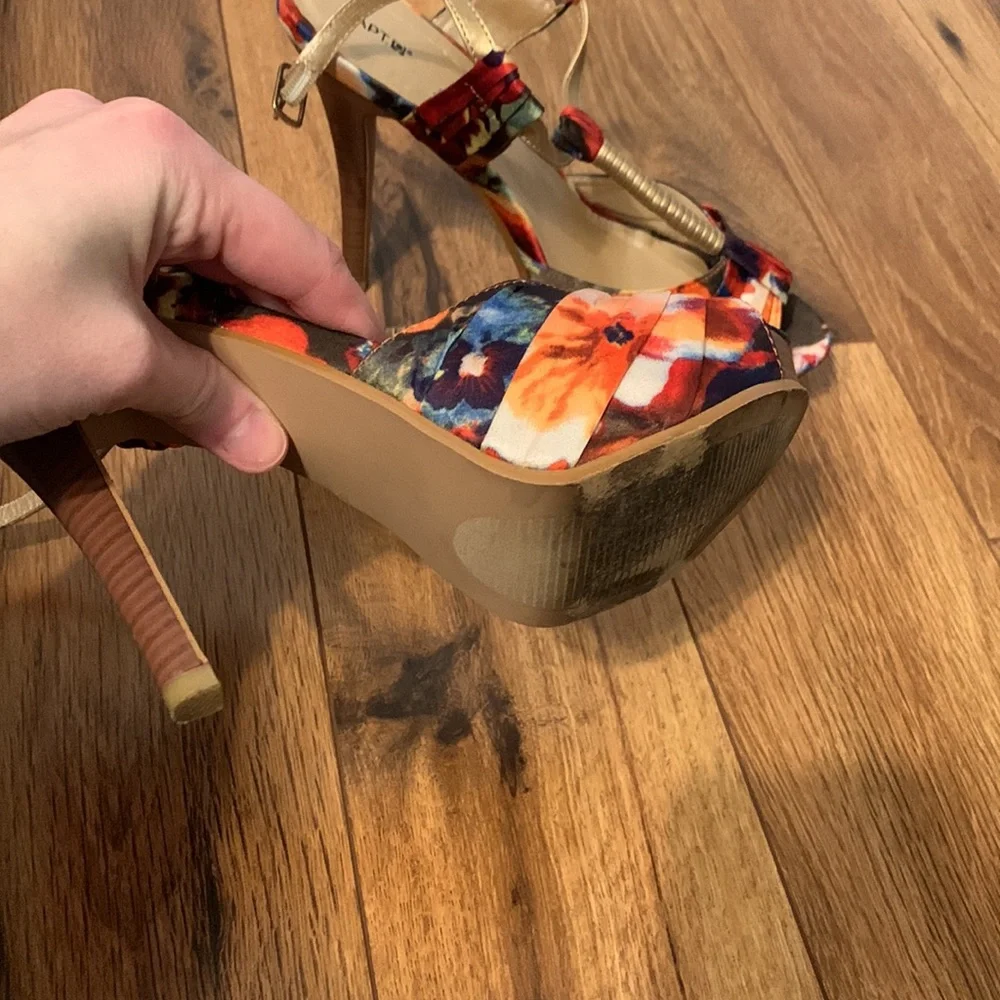 Barely worn heels. - Picture 3 of 6